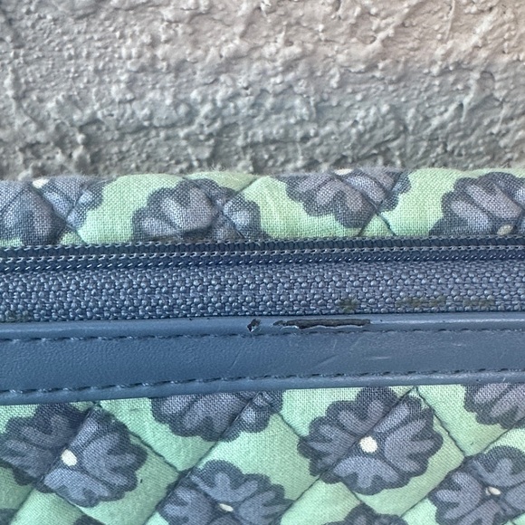 𝓿𝓔𝓡𝓐 𝓑𝓡𝓐𝓓𝓛𝓔𝓨 Floral Patterned Women's Wallet bundle (some callouts) - Picture 4 of 14